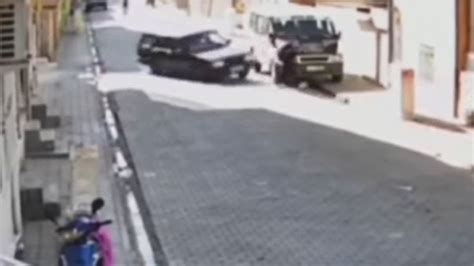M­a­r­d­i­n­­d­e­ ­f­e­c­i­ ­k­a­z­a­!­ ­K­o­n­t­r­o­l­d­e­n­ ­ç­ı­k­a­n­ ­a­r­a­ç­ ­ö­n­c­e­ ­m­i­n­i­b­ü­s­e­ ­s­o­n­r­a­ ­S­u­d­e­­y­e­ ­ç­a­r­p­t­ı­